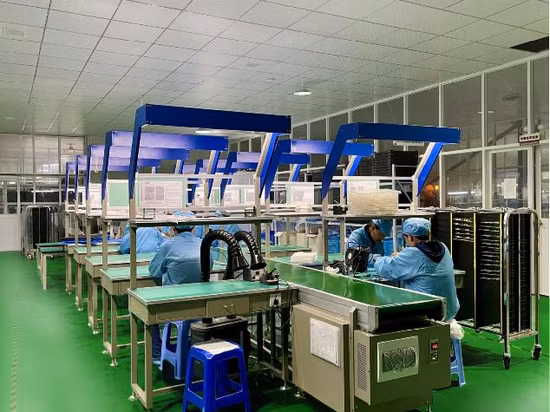 네온 영국 표준의 버튼이 있는 벽 스위치 소켓